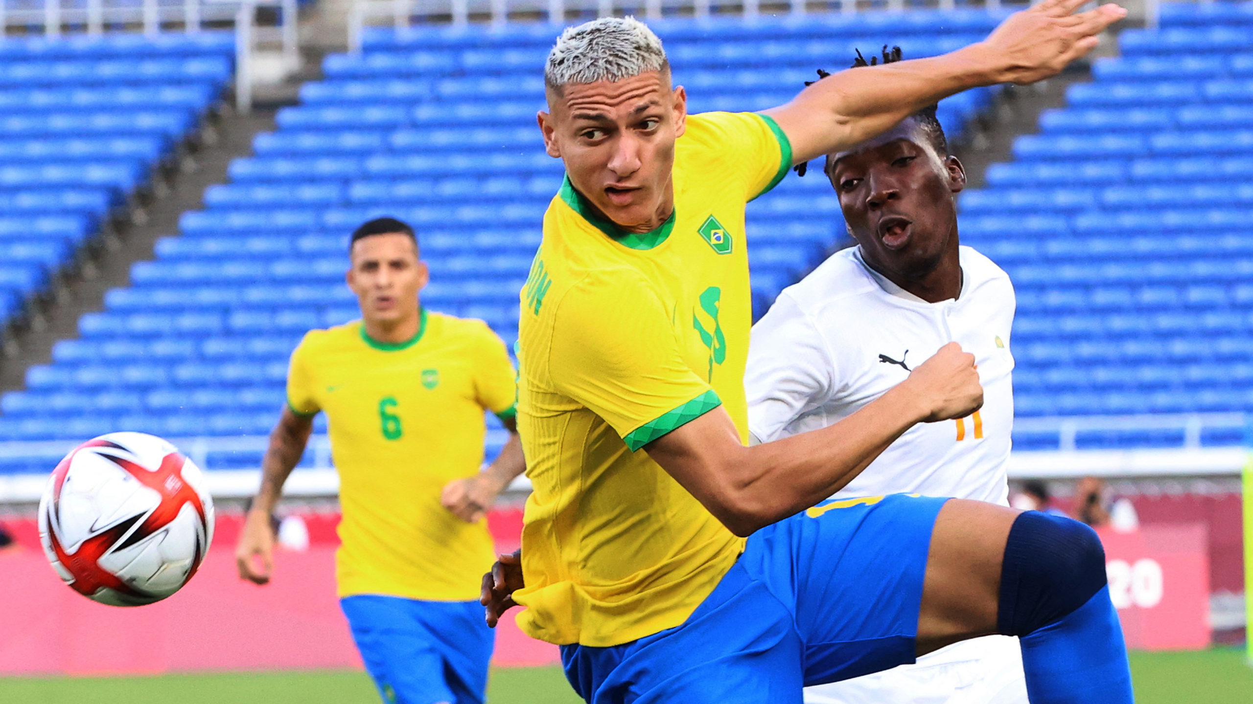 'Obrigado' a usar titulares, Brasil ataca Arábia Saudita pela vaga no futebol