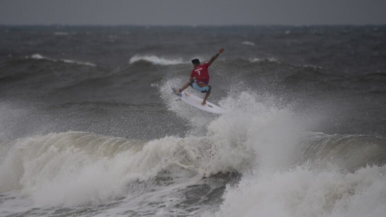Surfe: Gabriel Medina e Ítalo Ferreira vencem e avançam para as quartas de final em Tóquio
