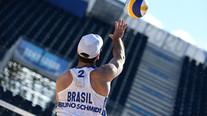 Vôlei de praia: Evandro e Bruno Schmidt vencem mais uma em Tóquio