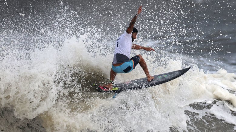 Famosos comemoram medalha de ouro de Ítalo Ferreira no surfe