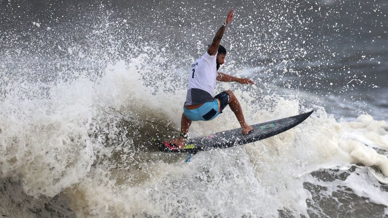 Famosos comemoram medalha de ouro de Ítalo Ferreira no surfe