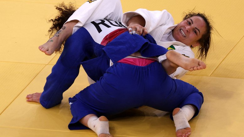 Em luta polêmica, Maria Portela perde para russa e é eliminada em Tóquio