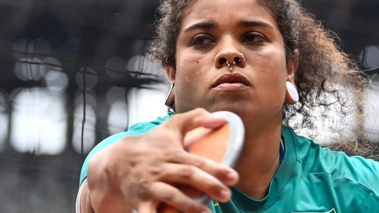 Atletismo: Izabela Rodrigues avança à final do lançamento de disco (Photo by Andrej ISAKOVIC / AFP)
