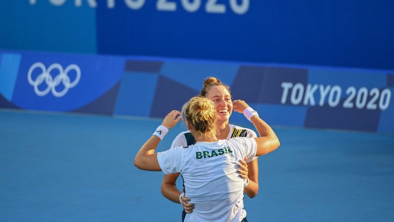 É Bronze! Laura Pigossi e Luisa Stefani conseguem virada épica e conquistam medalha histórica no tênis