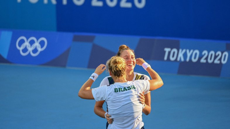 É Bronze! Laura Pigossi e Luisa Stefani conseguem virada épica e conquistam medalha histórica no tênis