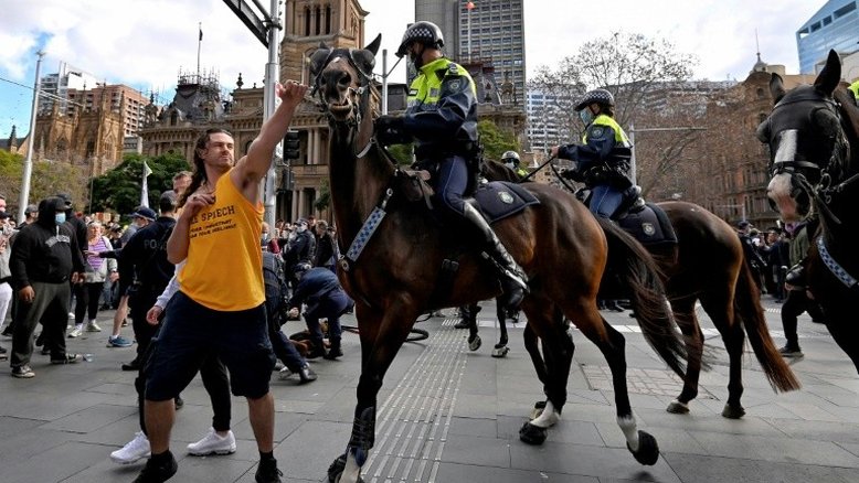 Manifestantes anticonfinamento enfrentam a polícia na Austrália