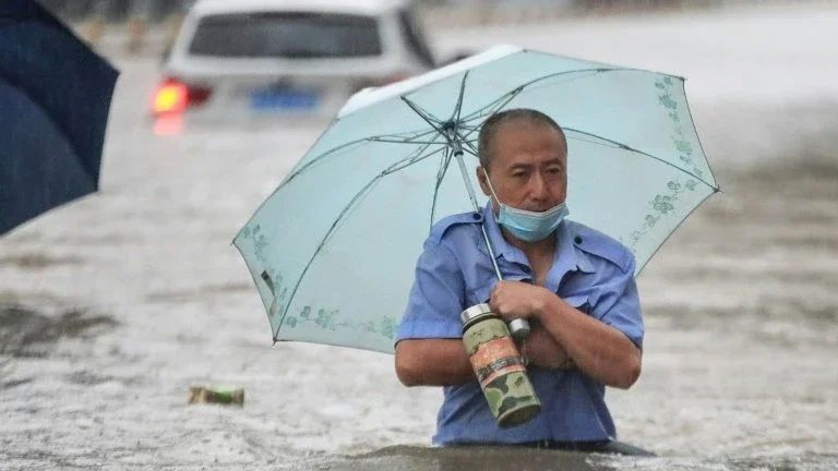 Chuvas torrenciais deixam 12 mortos na região central da China e ameaçam barragem