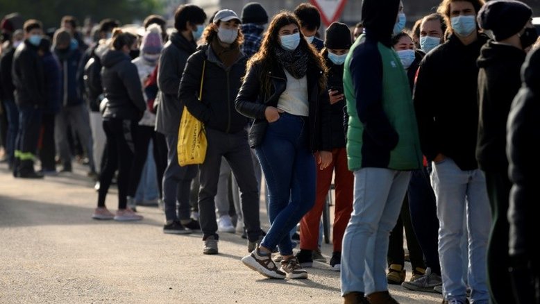 Uruguai permite festas e shows em meio à desaceleração da pandemia