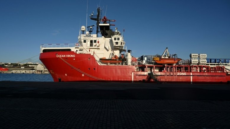Barco 'Ocean Viking' busca porto europeu para desembarcar 572 migrantes