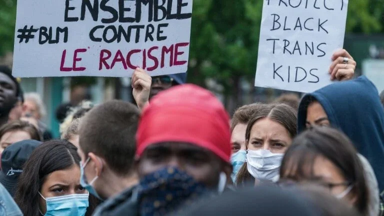 Polícia francesa é alvo de ação coletiva por discriminação racial