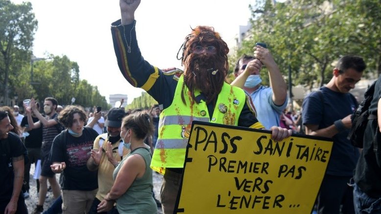 Milhares de pessoas protestam contra as restrições sanitárias na Europa e na Austrália