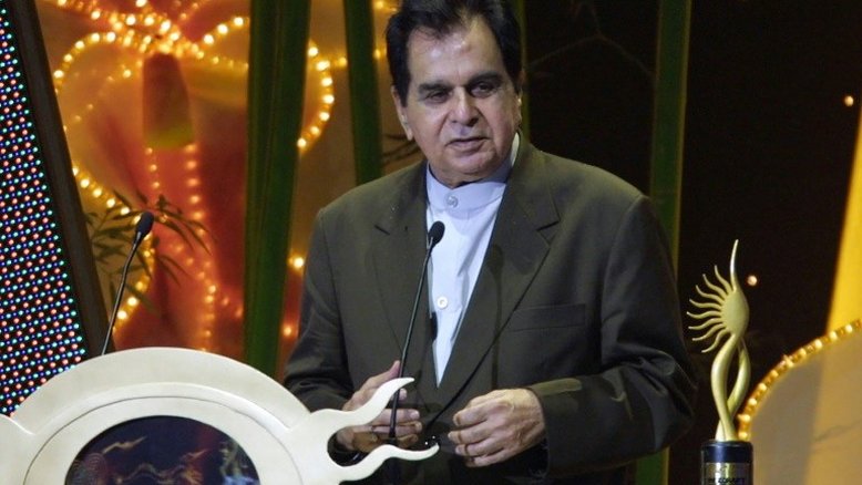 Dilip Kumar, o 'rei da tragédia' de Bollywood, morre aos 98 anos