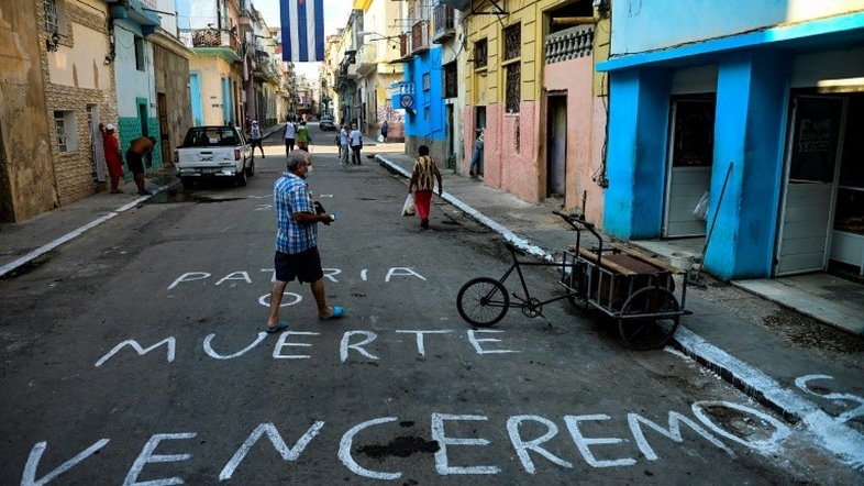 Presidente de Cuba comemora data nacional com trabalho voluntário junto a jovens