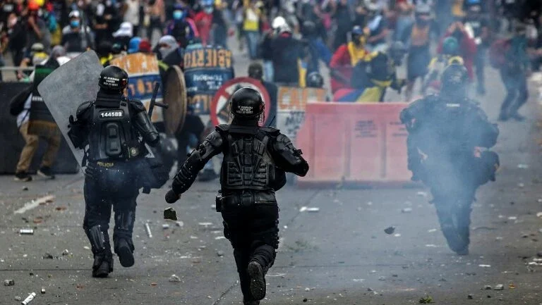 Novo dia de manifestações na Colômbia deixa 70 detidos e 50 feridos