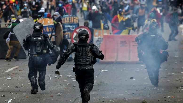 Novo dia de manifestações na Colômbia deixa 70 detidos e 50 feridos
