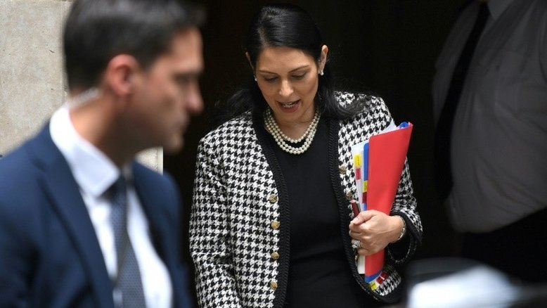 MP britânico não vai processar migrantes clandestinos que cruzarem o Canal da Mancha