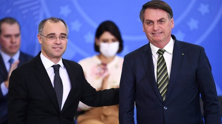 Bolsonaro comemora relatoria de Mendonça no STF em pautas de gênero