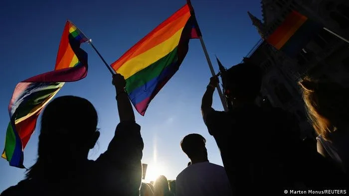 Comunidade LGBTQ da Hungria teme repressão e perseguições