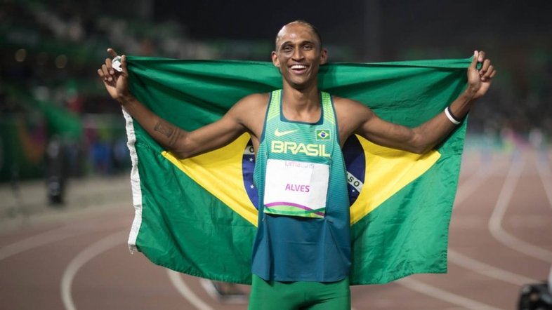 Esperança de medalha, Alison dos Santos se classifica para semifinal no atletismo
