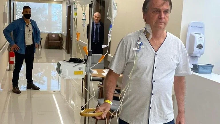Bolsonaro recebe alta após sofrer obstrução intestinal
