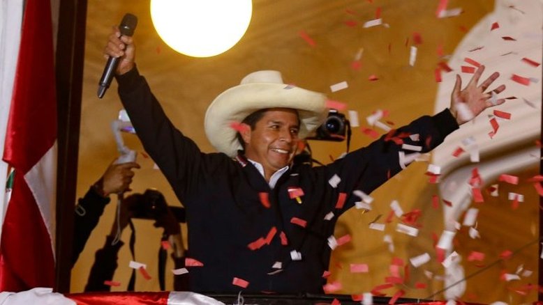 Professor esquerdista Pedro Castillo é declarado presidente eleito do Peru