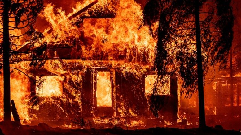 Califórnia enfrenta incêndio que gera seu próprio clima