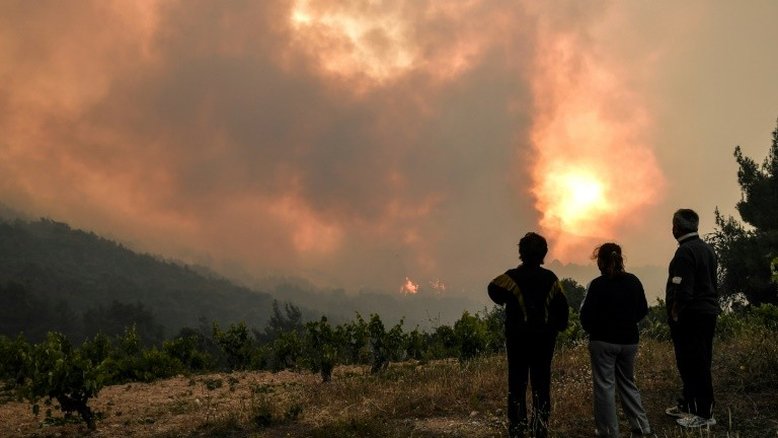 Incêndio florestal ameaça casas no subúrbio norte de Atenas