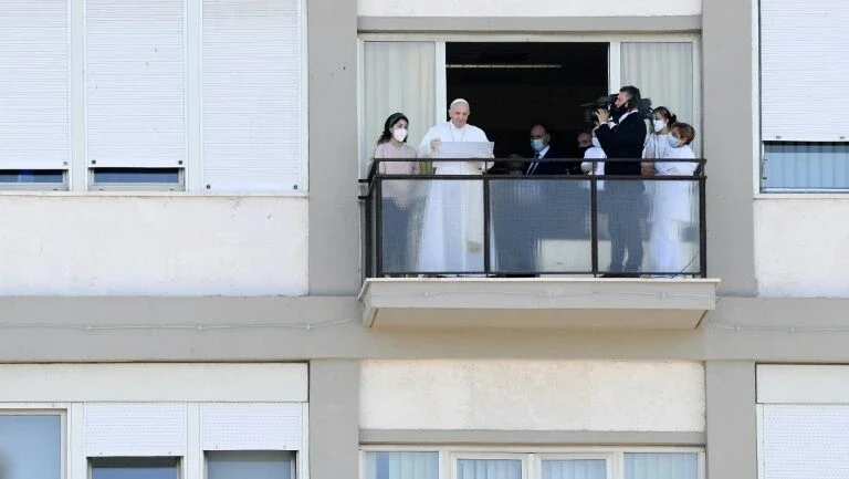Papa cumprimenta fiéis de varanda do hospital onde está internado