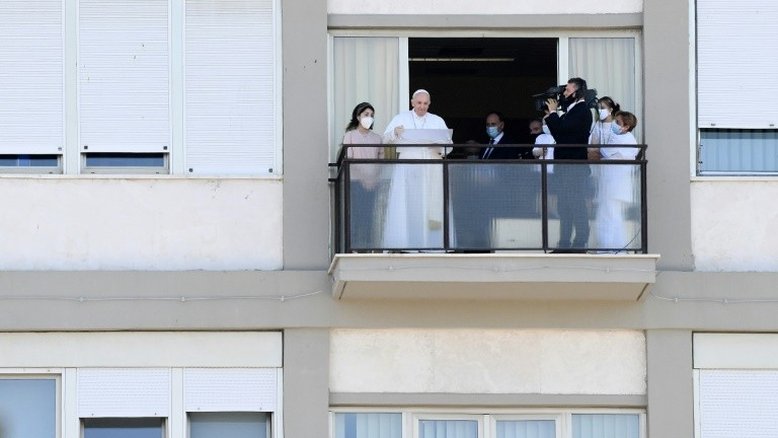 Papa cumprimenta fiéis de varanda do hospital onde está internado