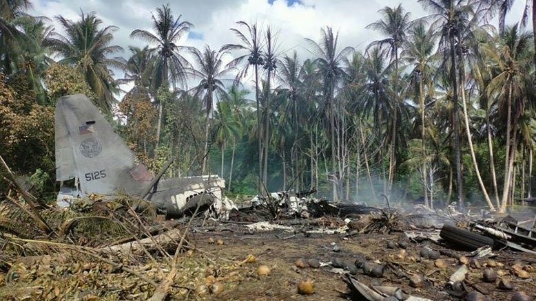 Ao menos 45 mortos em queda de avião militar nas Filipinas