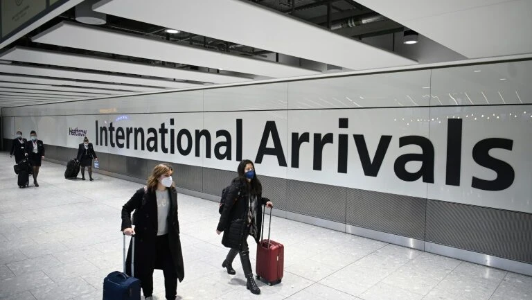Inglaterra e Escócia isentam de quarentena viajantes vacinados de UE e EUA