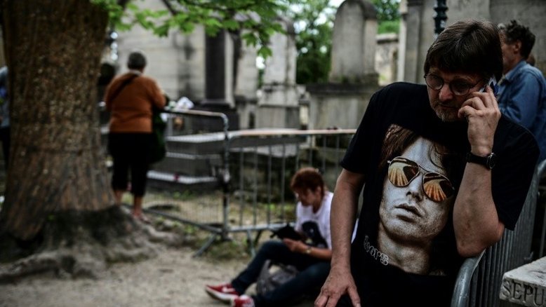 No 50º aniversário de sua morte, Jim Morrison é homenageado diante de sua tumba em Paris