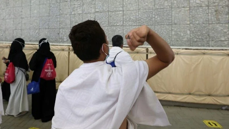 Fiéis apedrejam satã no último dia da peregrinação a Meca