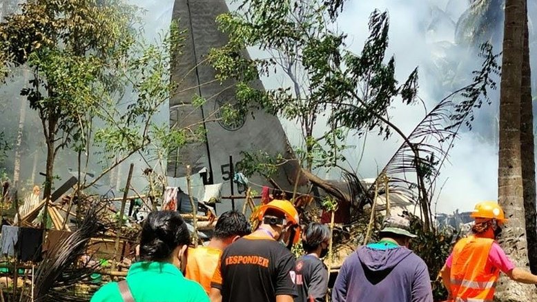 Militares procuram caixas-pretas após queda de avião que deixou 50 mortos nas Filipinas