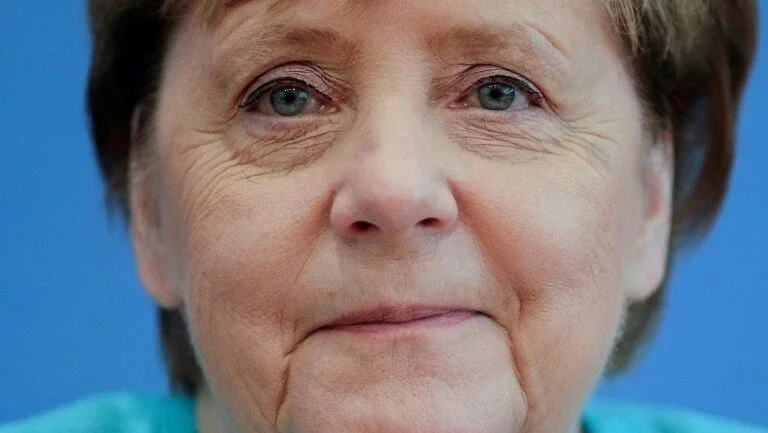 Merkel preocupada com a dinâmica "exponencial" das infecções por covid-19
