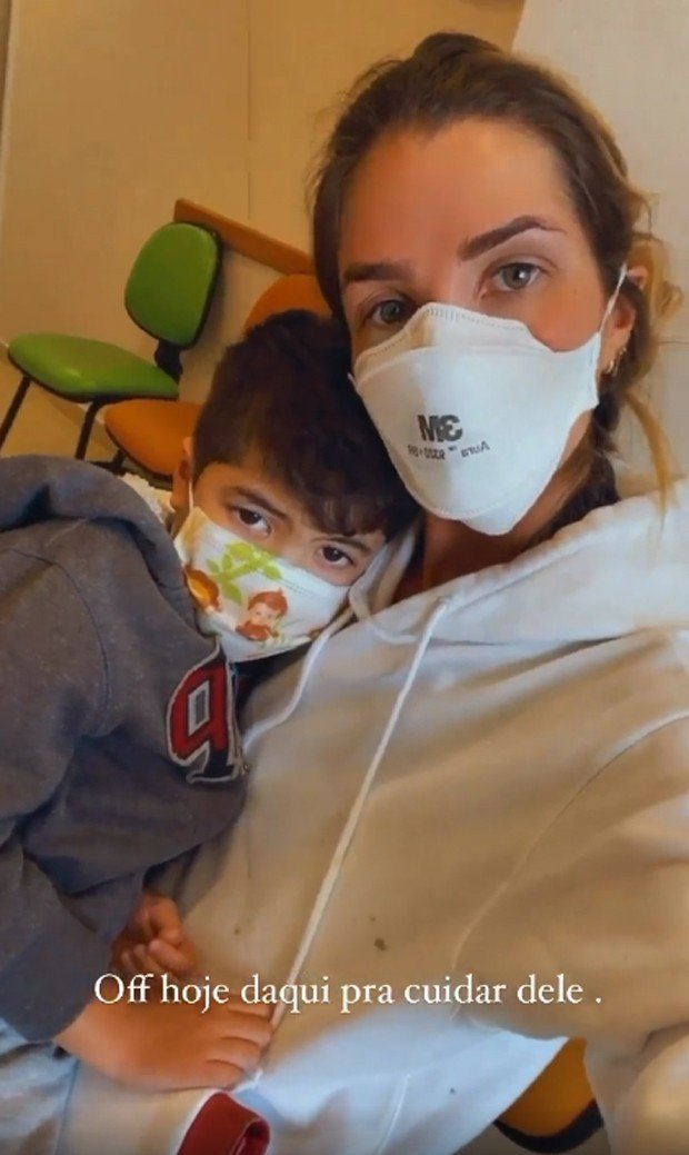 'Não come há 3 dias', revela Aline Gotschalg sobre amigdalite do filho 4 'Não come há 3 dias', revela Aline Gotschalg sobre amigdalite do filho
