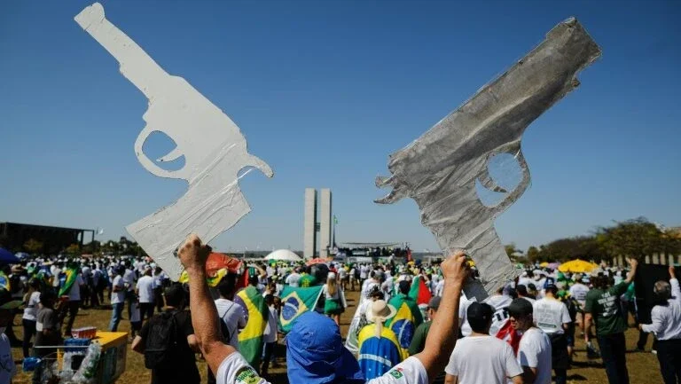 Milhares de bolsonaristas se manifestam a favor das armas em Brasília