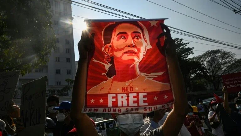 Líder civil birmanesa Aung San Suu Kyi recebe novas acusações de corrupção