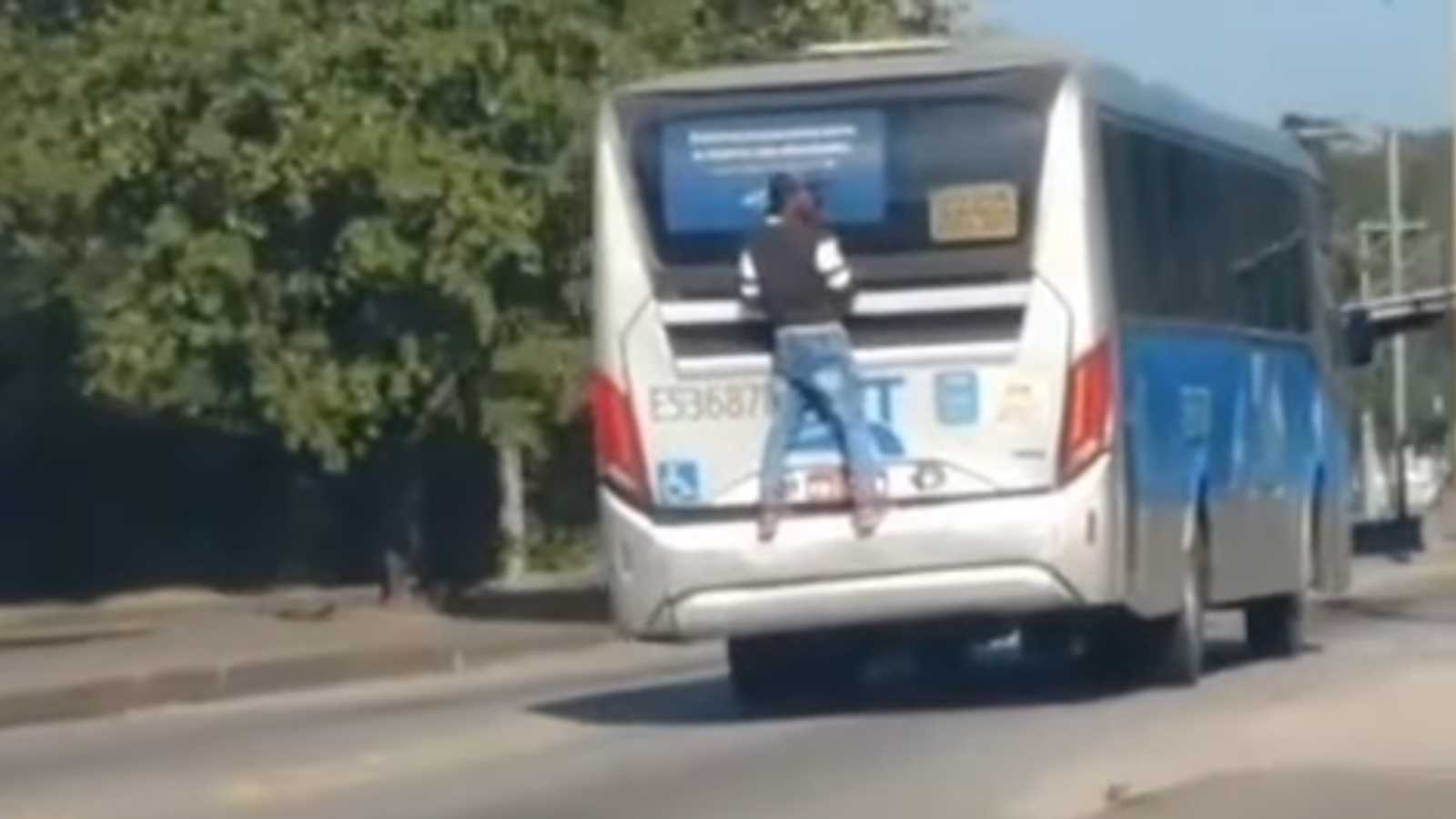Vídeo: Homem é flagrado pendurado em ônibus no Rio de Janeiro