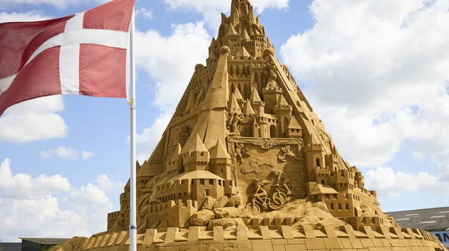 Confira castelos de areia gigantes ao redor do mundo