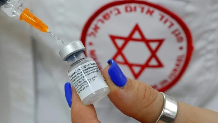 Israel recua na aplicação de terceira dose anticovid para portadores de câncer