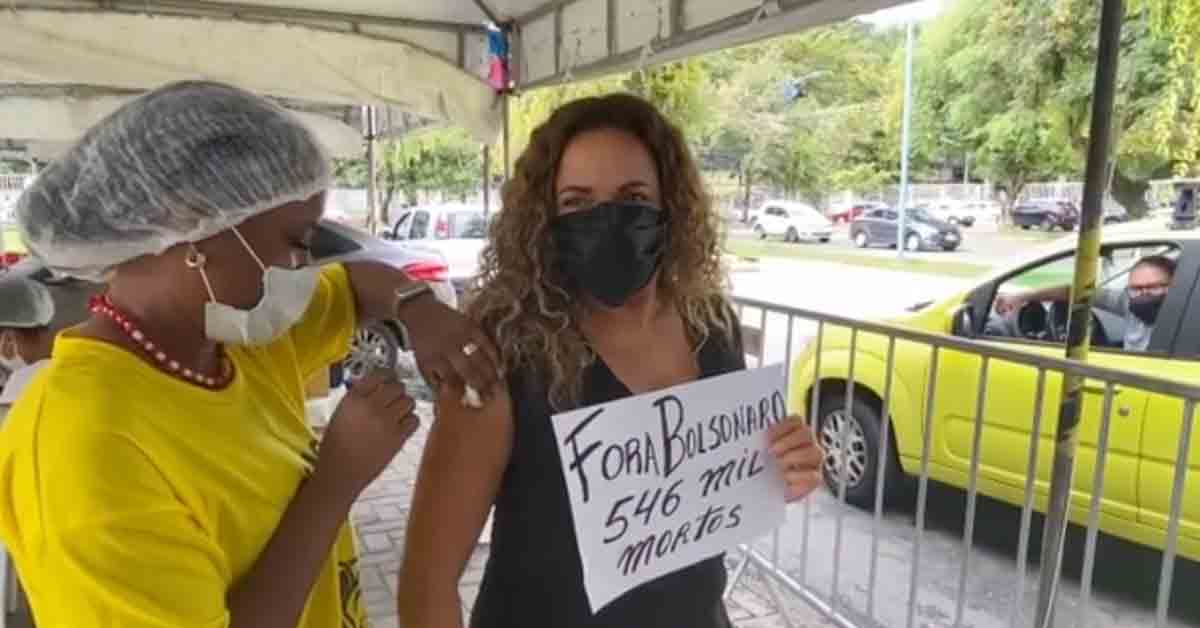 Daniela Mercury toma vacina contra Covid-19 e se manifesta contra Bolsonaro