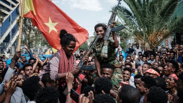 Comemoração nas ruas da capital do Tigré, tomada pelos rebeldes da Etiópia