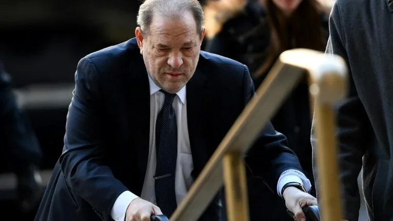 Harvey Weinstein é transferido para Los Angeles para novo julgamento