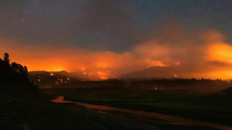 Incêndios atingem pontos turísticos da Califórnia antes do fim de semana de feriado