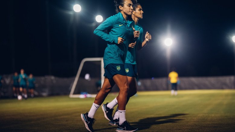 Em volta aos treinos, Marta tenta aprender música em japonês