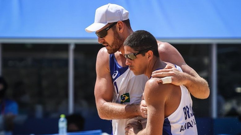 Alison e Álvaro estreiam com vitória contra argentinos no vôlei de praia