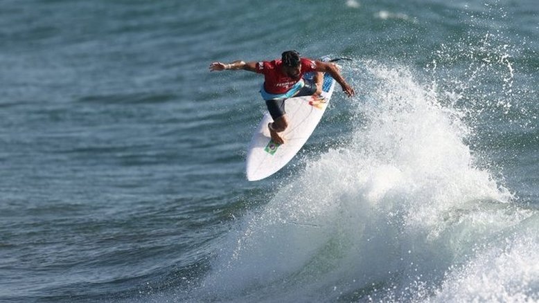 Brasileiro Ítalo Ferreira vence primeira bateria do surfe nos Jogos Olímpicos e avança para oitavas de final