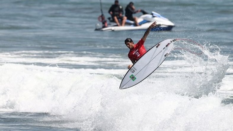 Gabriel Medina lidera bateria de surfe e se classifica para oitavas de final