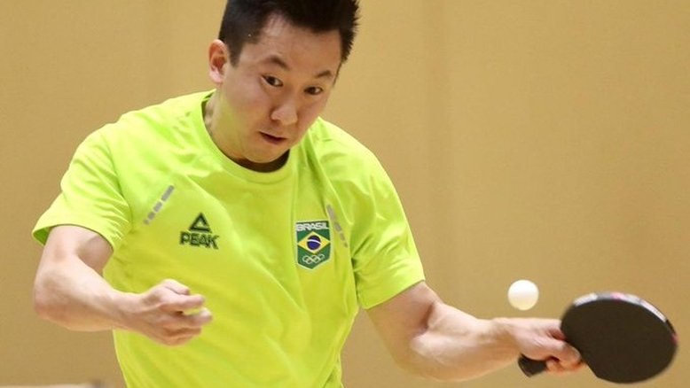 Brasileiro Gustavo Tsuboi derrota nigeriano e avança para oitavas de final do tênis de mesa